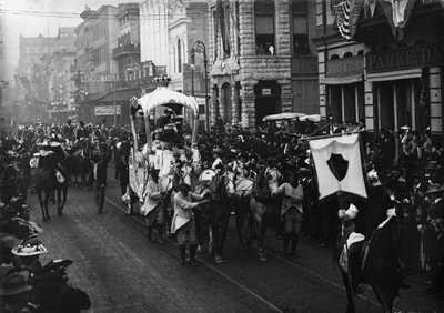 Giorno di Mardi Gras, Rex che passa su Camp Street, New Orleans, c.1900-06 da Detroit Publishing Co.